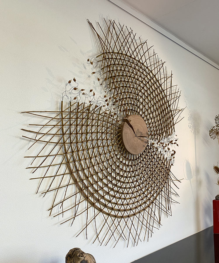Wandobjekt «Aus der Reihe tanzen», Weide gebunden in der Nansa-Technik, Buchecker, Durchmesser ca. 90 cm